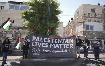 Des manifestants brandissant des affiches en hommage à la journaliste américano-palestinienne Shireen Abu Akleh, assassinée, près de l'hôpital Augusta Victoria à Jérusalem-Est, avant la visite du président américain Joe Biden, le 15 juillet 2022. (Crédit : AP/Maya Alleruzzo) Des manifestants brandissant des affiches en hommage à la journaliste américano-palestinienne Shireen Abu Akleh, assassinée, près de l'hôpital Augusta Victoria à Jérusalem-Est, avant la visite du président américain Joe Biden, le 15 juillet 2022. (Crédit : AP/Maya Alleruzzo)