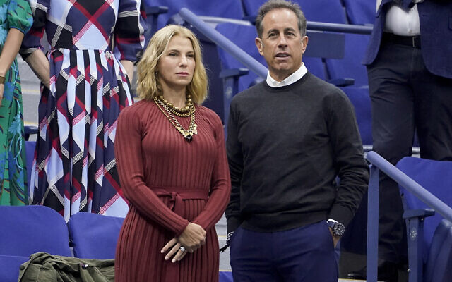 Jessica Seinfeld, à gauche, et Jerry Seinfeld, attendent le début de la finale du simple messieurs du championnat de tennis US Open, le 11 septembre 2022, à New York. (Crédit : AP Photo/John Minchillo) Jessica Seinfeld, à gauche, et Jerry Seinfeld, attendent le début de la finale du simple messieurs du championnat de tennis US Open, le 11 septembre 2022, à New York. (Crédit : AP Photo/John Minchillo)