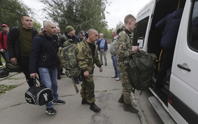 Des recrues russes embarquent à bord d'un bus à un bureau de recrutement de Volzhskiy, dans la région de Volgograd, le 28 septembre 2022. (Crédit : AP Photo) Des recrues russes embarquent à bord d'un bus à un bureau de recrutement de Volzhskiy, dans la région de Volgograd, le 28 septembre 2022. (Crédit : AP Photo)