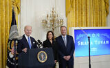 Le président américain Joe Biden, avec à sa droite la vice-présidente Kamala Harris et son mari Doug Emhoff, prenant la parole lors d'une réception pour célébrer la nouvelle année juive dans la East Room de la Maison Blanche, à Washington, le 30 septembre 2022. (Crédit : Susan Walsh/AP)