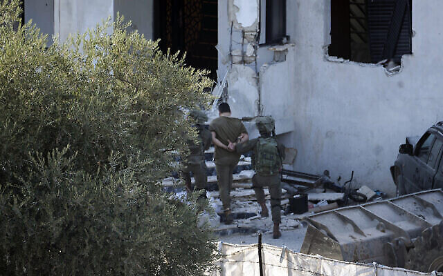 Des soldats israéliens arrêtent un Palestinien suspecté de terrorisme lors d’un raid dans le village de Deir al-Hatab, près de la ville de Naplouse, en Cisjordanie, le 5 octobre 2022 (Crédit : AP Photo/Majdi Mohammed) Des soldats israéliens arrêtent un Palestinien suspecté de terrorisme lors d’un raid dans le village de Deir al-Hatab, près de la ville de Naplouse, en Cisjordanie, le 5 octobre 2022 (Crédit : AP Photo/Majdi Mohammed)