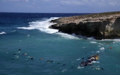 Illustration. Les corps de migrants d'un naufrage sont vus plusieurs jours après dans une crique rocheuse de l'île de Kythira, dans le sud de la Grèce, le vendredi 7 octobre 2022. (Crédit : AP Photo/Thanassis Stavrakis)