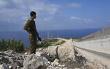 Un soldat israélien à côté de la clôture à la frontière d'Israël avec le Liban à Rosh Hanikra , le 14 octobre 2022. (Crédit : AP Photo/ Tsafrir Abayov)