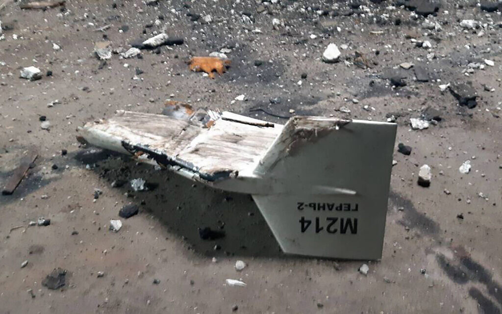 L'épave de ce que Kiev a décrit comme un drone iranien Shahed abattu près de Kupiansk, en Ukraine. (Crédit : Direction des communications stratégiques de l'armée ukrainienne via AP/Dossier) L'épave de ce que Kiev a décrit comme un drone iranien Shahed abattu près de Kupiansk, en Ukraine. (Crédit : Direction des communications stratégiques de l'armée ukrainienne via AP/Dossier)
