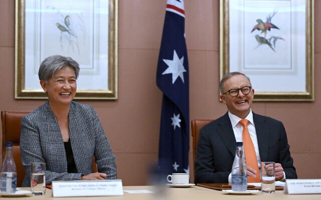 La ministre des Affaires étrangères Penny Wong, à gauche, et le Premier ministre australien Anthony Albanese à la chambre du parlement à Canberra, le 18 octobre 2022. (Crédit : Lukas Coch/Pool via AP) La ministre des Affaires étrangères Penny Wong, à gauche, et le Premier ministre australien Anthony Albanese à la chambre du parlement à Canberra, le 18 octobre 2022. (Crédit : Lukas Coch/Pool via AP)