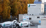 Un site du cimentier Lafarge photographié à Paris, le 14 novembre 2017. (Crédit : Christophe Ena/AP)