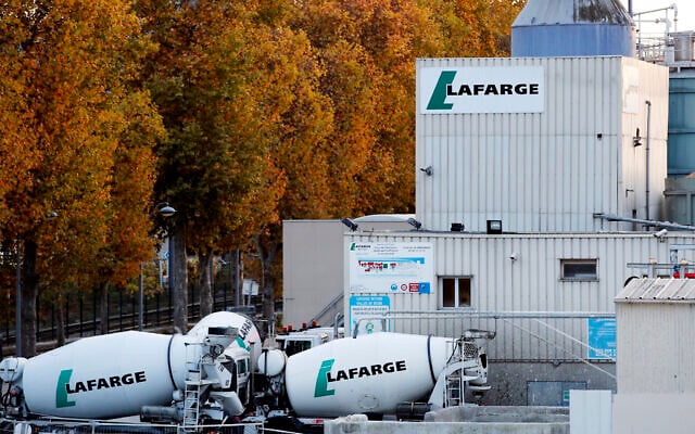 Un site du cimentier Lafarge photographié à Paris, le 14 novembre 2017. (Crédit : Christophe Ena/AP) Un site du cimentier Lafarge photographié à Paris, le 14 novembre 2017. (Crédit : Christophe Ena/AP)