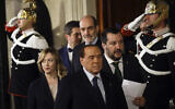 Le leader de Forza Italia, Silvio Berlusconi, au centre, marchant avec la leadeuse du parti post-fasciste Fratelli d'Italia, Giorgia Meloni, à gauche, et le leader de la Ligue, Matteo Salvini, pour rencontrer des journalistes au palais présidentiel du Quirinal après des entretiens avec le président italien Sergio Mattarella, à Rome, le 12 avril 2018. (Crédit : Gregorio Borgia/AP Photo)
