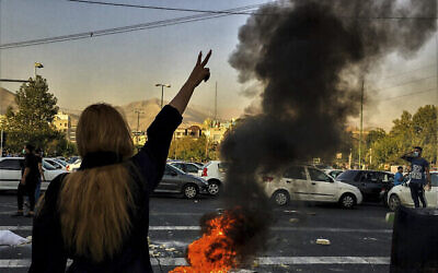 Illustration : Une Iranienne manifestant contre la mort d’une femme de 22 ans, Mahsa Amini, suite à sa détention par la police des mœurs, à Téhéran, le 1er octobre 2022. (Crédit : Images du Moyen Orient/AP Photo)