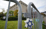 Une étoile de David suspendue à une clôture à l'extérieur de la synagogue Tree of Life dans le quartier de Squirrel Hill, à Pittsburgh, le 26 octobre 2022. (Crédit : Gene J. Puskar/AP)