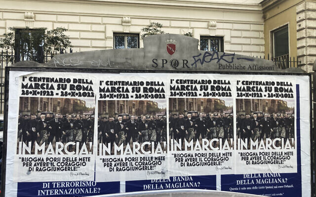 Des affiches commémorant le 100e anniversaire de la Marche sur Rome, portant une image du dictateur fasciste italien Benito Mussolini sur lesquelles portant l’inscription : "En marche ! Il faut se fixer des objectifs pour avoir le courage de les atteindre", affichées à Rome, le 27 octobre 2022. (Crédit : AP Photo/Gregorio Borgia) Des affiches commémorant le 100e anniversaire de la Marche sur Rome, portant une image du dictateur fasciste italien Benito Mussolini sur lesquelles portant l’inscription : "En marche ! Il faut se fixer des objectifs pour avoir le courage de les atteindre", affichées à Rome, le 27 octobre 2022. (Crédit : AP Photo/Gregorio Borgia)