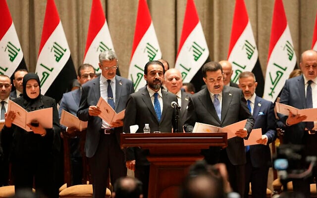 Cette photo fournie par le Bureau d'information du Parlement irakien montre les ministres du nouveau gouvernement irakien prêtant serment lors de la session parlementaire pour voter sur le nouveau gouvernement à Bagdad, en Irak, le 27 octobre 2022. (Crédit : Bureau d'information du Parlement irakien via AP)