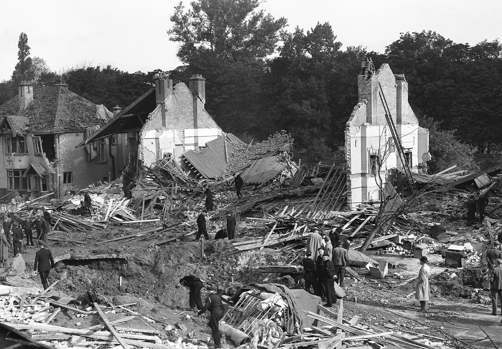 Une vue des dégâts après la chute d'une roquette V2 à Chiswick, à Londres, le 11 novembre 1944. (Crédit :AP Photo)