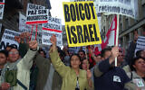 Une foule protestant contre Israël lors d'une manifestation d'environ 10 000 personnes à Madrid, en Espagne, le 15 avril 2002. (Crédit : Denis Doyle/AP Photo)