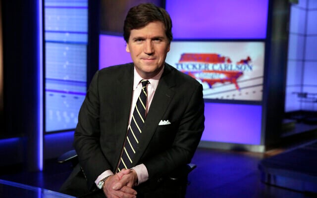 Tucker Carlson, animateur de "Tucker Carlson Tonight", pose pour des photos dans un studio de Fox News Channel, le 2 mars 2017, à New York. (Crédit : Richard Drew/AP) Tucker Carlson, animateur de "Tucker Carlson Tonight", pose pour des photos dans un studio de Fox News Channel, le 2 mars 2017, à New York. (Crédit : Richard Drew/AP)