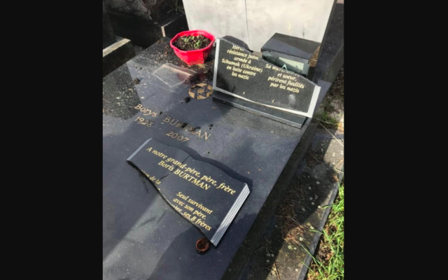 La tombe endommagée au cimetière de Pantin, début octobre 2022. (Crédit : BNVCA)