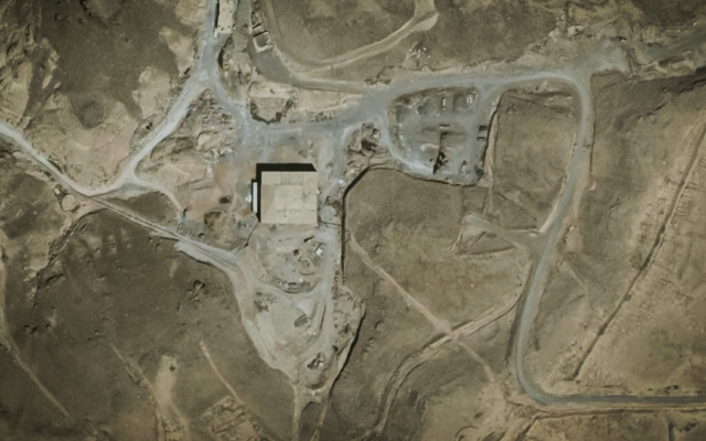 Le site du réacteur nucléaire syrien avant sa destruction par l'armée israélienne en 2007, vu par satellite (Crédit : Google Earth)