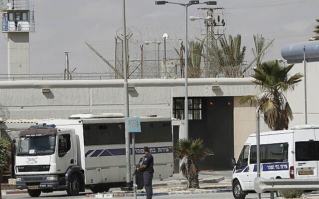 L’entrée des prisons de Nafha et Ramon dans le sud d’Israël. (Crédit : Tsafrir Abayov/Flash90)