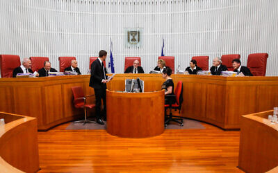 Un panel de neuf magistrats à la Haute cour de justice, présidée à l'époque par le juge Asher Grunis, pendant une audience consacrée à une plainte déposée par un groupe de défense des droits de l'Homme contre un amendement apporté à la Loi de prévention des infiltrations, le 1er avril 2014. (Crédit : Flash90)