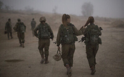 Photo d'illustration : Des femmes du bataillon Bardelas pendant leur formation, le 13 juillet 2016. (Crédit : Hadas Parush/Flash90)