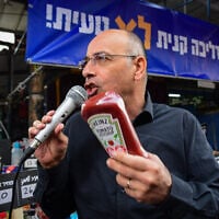 Le professeur Yaron Zelekha, chef du nouveau parti économique, lors d'un événement de campagne consacré au prix des produits épiciers au marché Hacarmel de Tel Aviv, le 9 mars 2021. (Crédit : Avshalom Sassoni/Flash90)