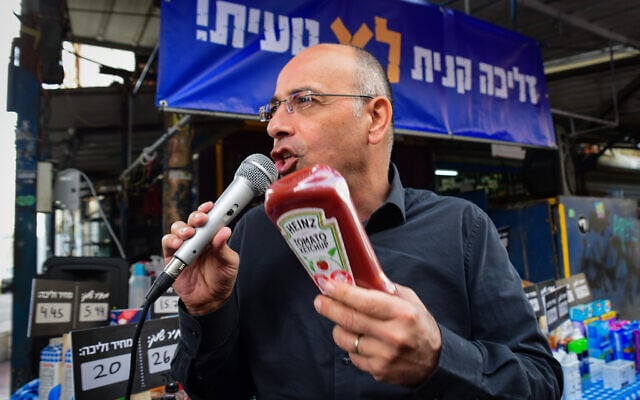 Le professeur Yaron Zelekha, chef du nouveau parti économique, lors d'un événement de campagne consacré au prix des produits épiciers au marché Hacarmel de Tel Aviv, le 9 mars 2021. (Crédit : Avshalom Sassoni/Flash90)