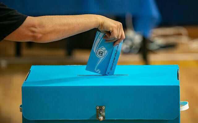Des Israéliens votent dans un bureau de vote de Jérusalem, pour l'élection de la 24e Knesset, le 23 mars 2021. (Crédit : Olivier Fitoussi/Flash90) Des Israéliens votent dans un bureau de vote de Jérusalem, pour l'élection de la 24e Knesset, le 23 mars 2021. (Crédit : Olivier Fitoussi/Flash90)