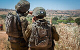 Archive : Des soldats israéliens à Metula, à la frontière entre Israël et le Liban, au nord d’Israël, le 15 mai 2021. (Crédit : Basel Awidat/Flash90)