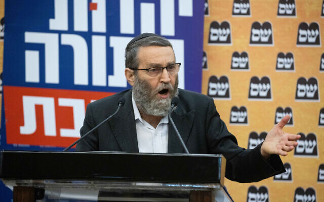 Le député de Yahadout HaTorah Moshe Gafni faisant une déclaration à la presse à la Knesset, à Jérusalem, le 8 juin 2021. (Crédit : Yonatan Sindel/Flash90) Le député de Yahadout HaTorah Moshe Gafni faisant une déclaration à la presse à la Knesset, à Jérusalem, le 8 juin 2021. (Crédit : Yonatan Sindel/Flash90)