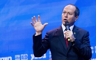 Le député du Likud Nir Barkat lors d'une conférence à Jérusalem, le 2 août 2021. (Crédit : Yonatan Sindel/Flash90)
