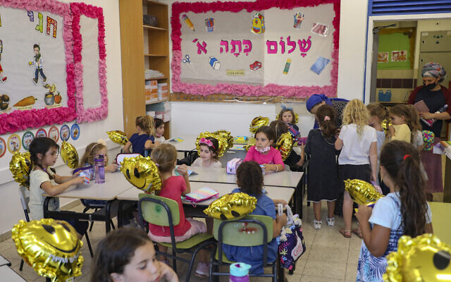 Des élèves arrivant en classe avant l'ouverture de l'école, à l'école Orot Etzion, à Efrat, le 30 août 2021. (Crédit : Gershon Elinson/Flash90) Des élèves arrivant en classe avant l'ouverture de l'école, à l'école Orot Etzion, à Efrat, le 30 août 2021. (Crédit : Gershon Elinson/Flash90)