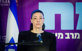La cheffe du parti Avoda, Merav Michaeli s'exprimant après une réunion de faction, à Tel Aviv, le 8 septembre 2022. (Crédit : Avshalom Sassoni/Flash90)