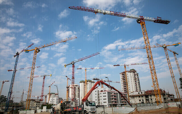 Chantier de construction, à Beer Yaakov, en 2022. (Crédit : Yossi Aloni/Flash90)