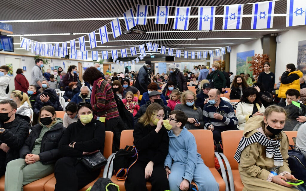 Des immigrants juifs fuyant les zones de guerre de l'Ukraine à leur arrivée à l'aéroport Ben Gurion, près de Tel Aviv, le 15 mars 2022. (Crédit : Tomer Neuberg/Flash90)