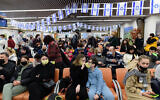 Des immigrants juifs fuyant les zones de guerre de l'Ukraine à leur arrivée à l'aéroport Ben Gurion, près de Tel Aviv, le 15 mars 2022. (Crédit : Tomer Neuberg/Flash90)