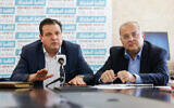 Illustration : Le chef de Hadash Ayman Odeh (à gauche) et le chef de Taal Ahmad Tibi assistent à une réunion de la Liste arabe unie à la Knesset, le 30 mai 2022. (Crédit : Olivier Fitoussi/Flash90)