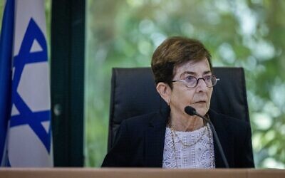 L'ancienne magistrate Dvora Berliner,  cheffe de la commission d'enquête sur le mont Meron, arrive pour une réunion de la commission à Jérusalem, le 21 juillet 2022. (Crédit : Yonatan Sindel/Flash90)