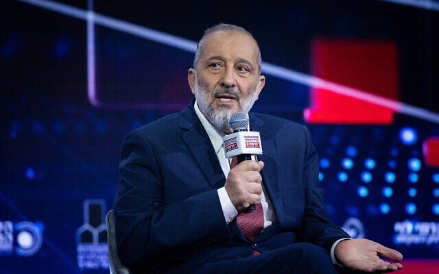 Aryeh Deri lors d'une conférence de la Treizième chaîne, à Jérusalem, le 26 juillet 2022. (Crédit : Yonatan Sindel/Flash90) Aryeh Deri lors d'une conférence de la Treizième chaîne, à Jérusalem, le 26 juillet 2022. (Crédit : Yonatan Sindel/Flash90)
