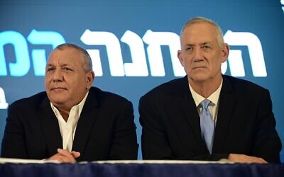 Gadi Eisenkot (à gauche) et Benny Gantz lors du lancement du nouveau parti HaMahane HaMamlahti, à Kfar Maccabiah, le 14 août 2022. (Crédit : Tomer Neuberg/Flash90)