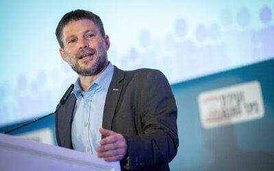 Bezalel Smotrich, leader du parti HaTzionout HaDatit, lors de la conférence Kikar HaShabbat à l'hôtel Waldorf Astoria de Jérusalem, le 12 septembre 2022. (Crédit : Yonatan Sindel/Flash90)