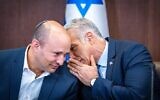 Le Premier ministre d'alors Yair Lapid (à droite) avec le Premier ministre suppléant d'alors Naftali Bennett, lors d'une réunion du cabinet, au bureau du Premier ministre, à Jérusalem, le 18 septembre 2022. (Crédit : Olivier Fitousi/Flash90)