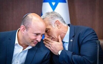 Le Premier ministre d'alors Yair Lapid (à droite) avec le Premier ministre suppléant d'alors Naftali Bennett, lors d'une réunion du cabinet, au bureau du Premier ministre, à Jérusalem, le 18 septembre 2022. (Crédit : Olivier Fitousi/Flash90)