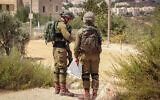 Illustration : Des soldats israéliens organisant un exercice simulant une infiltration de terroristes dans l'implantation d'Elazar en Cisjordanie, le 21 septembre 2022. (Crédit : Gershon Elinson/Flash90)