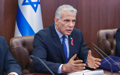 Le Premier ministre Yair Lapid lors d'une réunion du cabinet au bureau du Premier ministre de Jérusalem, le 2 octobre 2022. (Crédit : Amit Shabi/POOL)