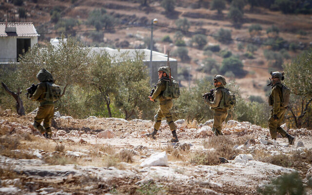 Les forces de sécurité israéliennes mènent une opération suite à des coups de feu dans le village de Salem, près de Naplouse, en Cisjordanie, le 2 octobre 2022. (Crédit : Nasser Ishtayeh/Flash90) Les forces de sécurité israéliennes mènent une opération suite à des coups de feu dans le village de Salem, près de Naplouse, en Cisjordanie, le 2 octobre 2022. (Crédit : Nasser Ishtayeh/Flash90)