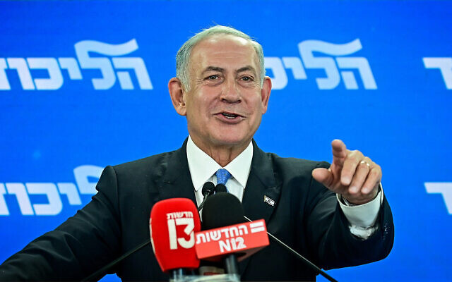 Le leader de l'opposition et chef du parti du Likud Benjamin Netanyahu parle aux médias à Tel Aviv, le 3 octobre 2022. (Crédit : Avshalom Sassoni/Flash90) Le leader de l'opposition et chef du parti du Likud Benjamin Netanyahu parle aux médias à Tel Aviv, le 3 octobre 2022. (Crédit : Avshalom Sassoni/Flash90)