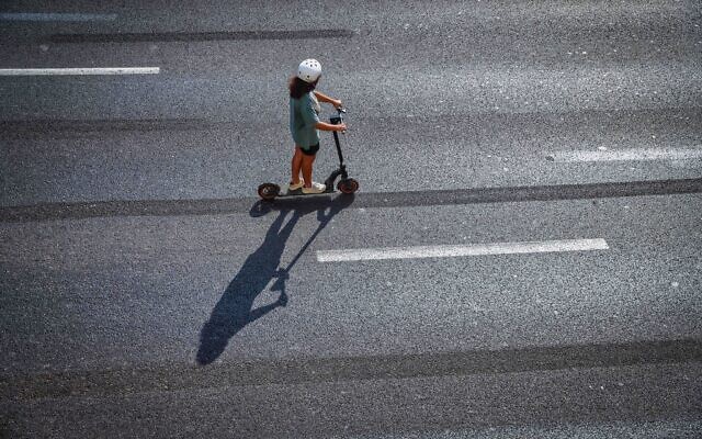  Des Israéliens faisant du vélo sur l'autoroute Ayalon à l'occasion de Yom Kippour, à Tel Aviv, le 5 octobre 2022. (Crédit : Flash90)