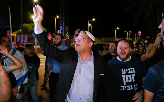 Le député Itamar Ben Gvir en visite au kibboutz Ayelet Hashahar, le 6 octobre 2022. (Crédit : Michael Giladi/Flash90)