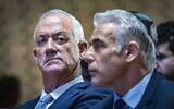 Le Premier ministre Yair Lapid, à droite, et le ministre de la Défense Benny Gantz lors d'une cérémonie de commémoration des soldats tombés au combat lors de la guerre de Yom Kippour au cimetière militaire du mont  Herzl, le 6 octobre 2022. (Crédit :  Olivier Fitoussi/Flash90)