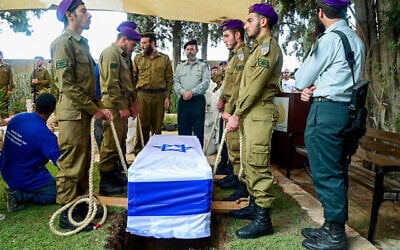 Obsèques du sergent d’état-major Ido Baruch dans le cimetière militaire de Gedera, le 12 octobre 2022. (Crédit : Avshalom Sassoni/Flash90)